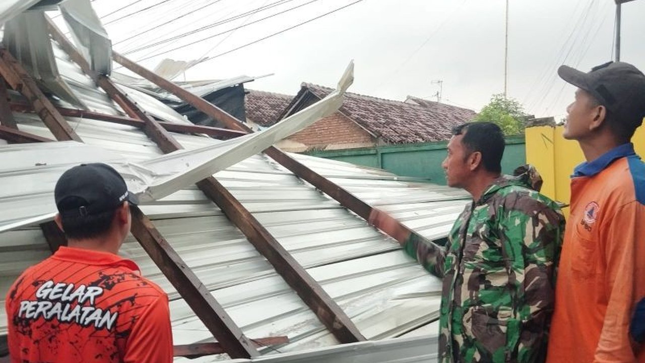 Cuaca ekstrem melanda Probolinggo, menyebabkan puluhan rumah rusak akibat angin kencang Probolinggo. BPBD Probolinggo segera turun tangan dan mengimbau masyarakat untuk tetap waspada.