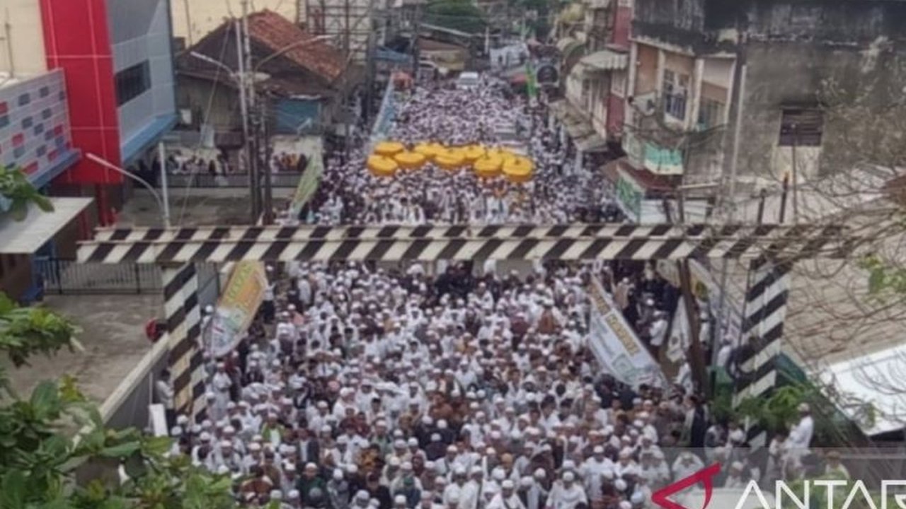 Kota Palembang diselimuti lautan putih puluhan ribu jamaah pada puncak Ziarah Kubro 2026, sebuah tradisi tahunan yang menghormati ulama penyebar Islam di Bumi Sriwijaya dan mempererat ukhuwah islamiyah.