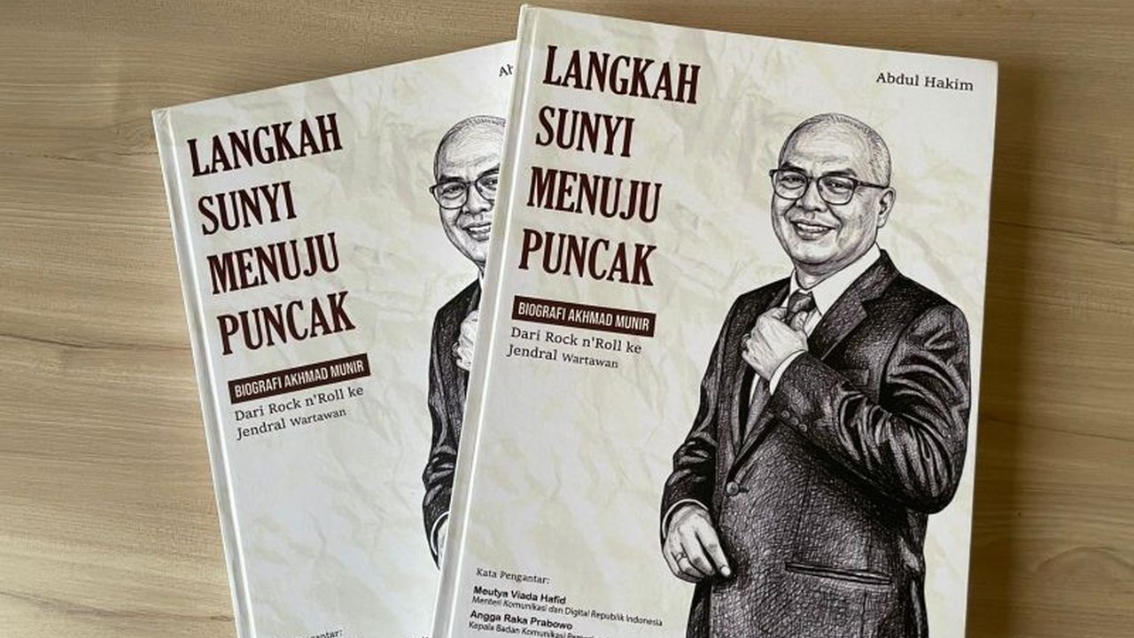 Buku 'Langkah Sunyi Menuju Puncak' menelusuri perjalanan Akhmad Munir, jurnalis kawakan dari panggung Rock n' Roll hingga pimpinan pers nasional, menekankan pentingnya integritas jurnalis di era disinformasi.