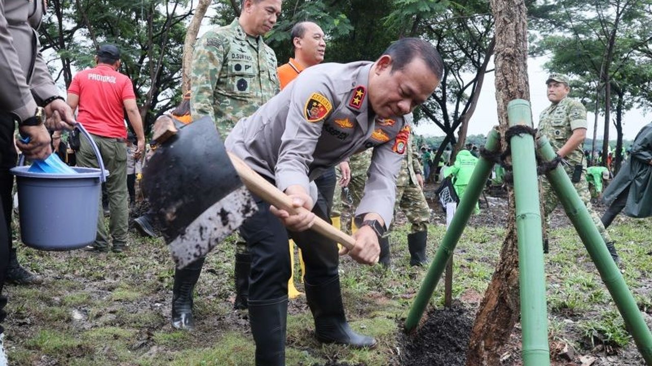Kapolda Metro Jaya dan Pangdam Jaya memimpin langsung kerja bakti massal di Jakarta dan wilayah sekitarnya, melibatkan ribuan personel gabungan demi menjaga kebersihan lingkungan dan mencegah bencana.