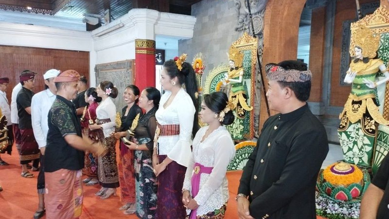 Pemerintah Kabupaten Gianyar kembali menekankan pentingnya konservasi bahasa Bali sebagai identitas budaya. Melalui Bulan Bahasa Bali, berbagai upaya dilakukan agar bahasa daerah ini tetap lestari dan digunakan sehari-hari.