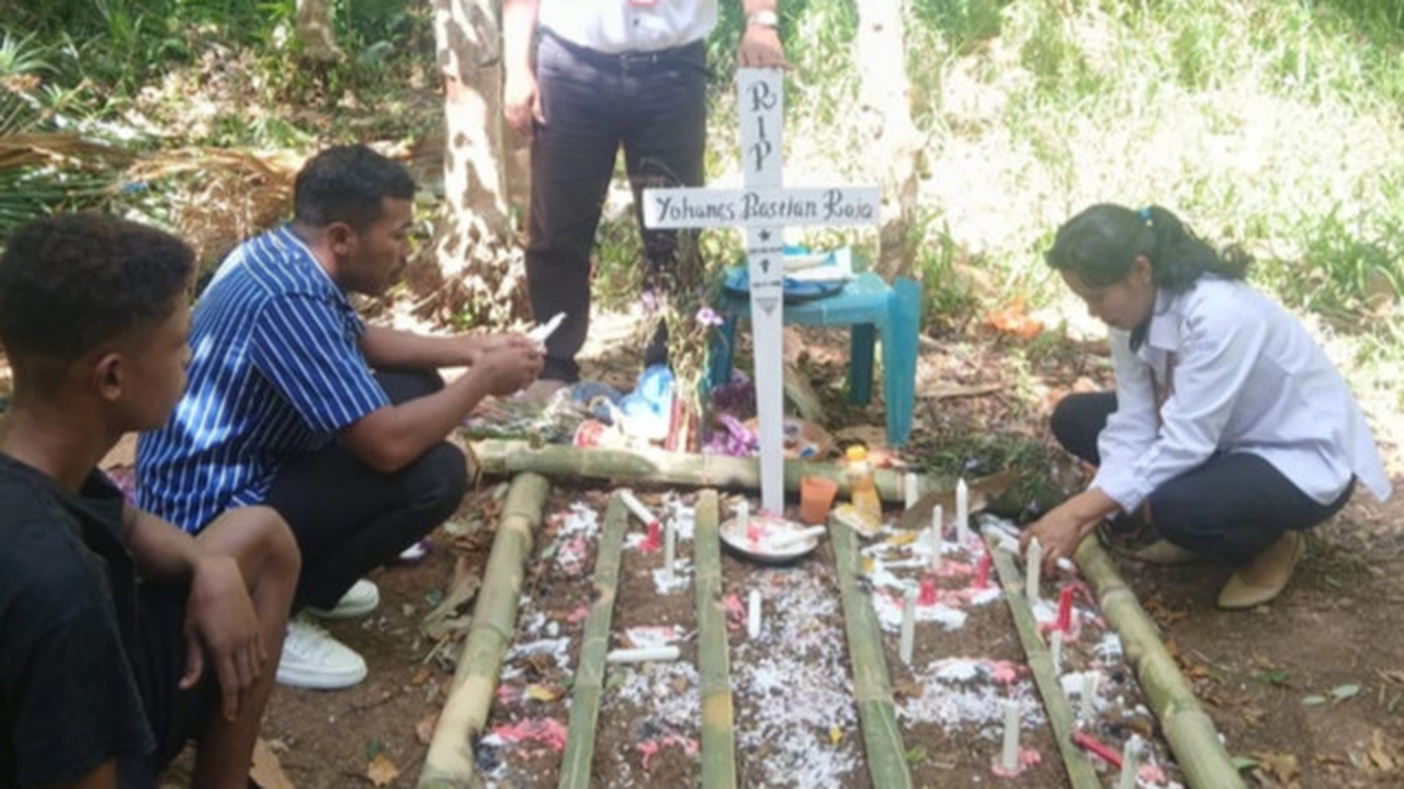 Makam Yohanes Bastian Roja, siswa SD di Kabupaten Ngada, NTT yang tewas gantung diri (Liputan6.com/Ola Keda)