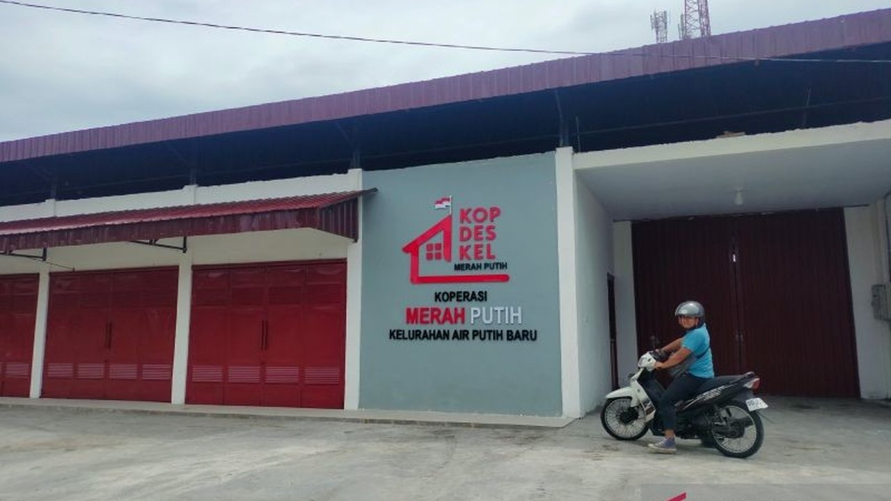 Sebanyak 65 desa/kelurahan di Rejang Lebong telah memulai pembangunan Gerai Koperasi Desa Kelurahan Koperasi Merah Putih (KDKMP), sebuah inisiatif strategis untuk menggerakkan ekonomi lokal dan memenuhi kebutuhan masyarakat desa. Target operasional penuh.