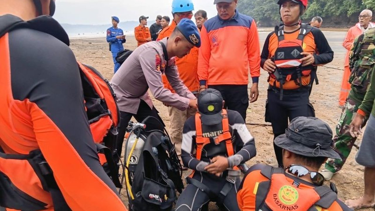 Tim Basarnas terus berupaya mencari wisatawan hilang Pantai Sine Tulungagung yang terseret ombak. Pencarian melibatkan tim penyelam hingga penyisiran darat.