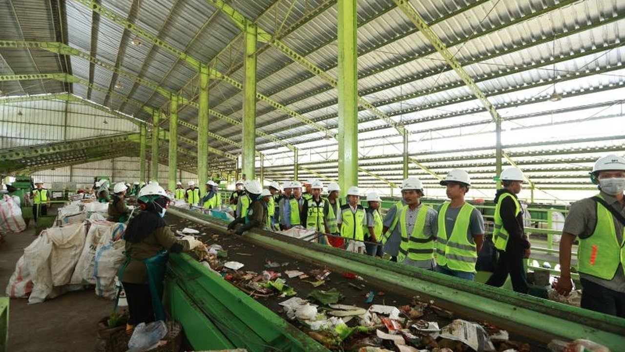 Pemerintah Kabupaten Banyuwangi menjadikan pengolahan sampah sirkular sebagai prioritas pembangunan, menghadirkan solusi modern untuk penanganan sampah yang efektif dan ramah lingkungan.