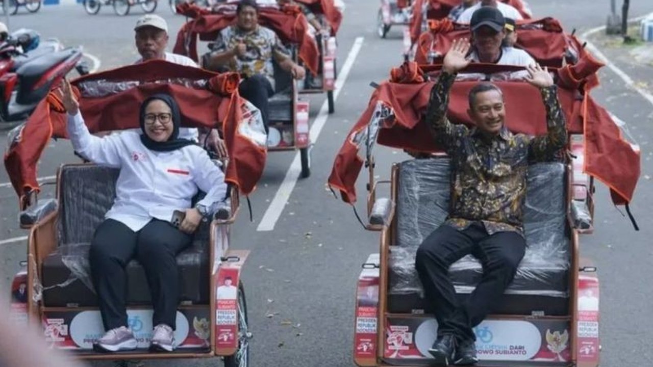 Presiden Prabowo Subianto menyalurkan 100 unit **bantuan becak listrik** kepada abang becak di Pacitan, Jawa Timur, meringankan beban kerja dan mempromosikan transportasi ramah lingkungan.