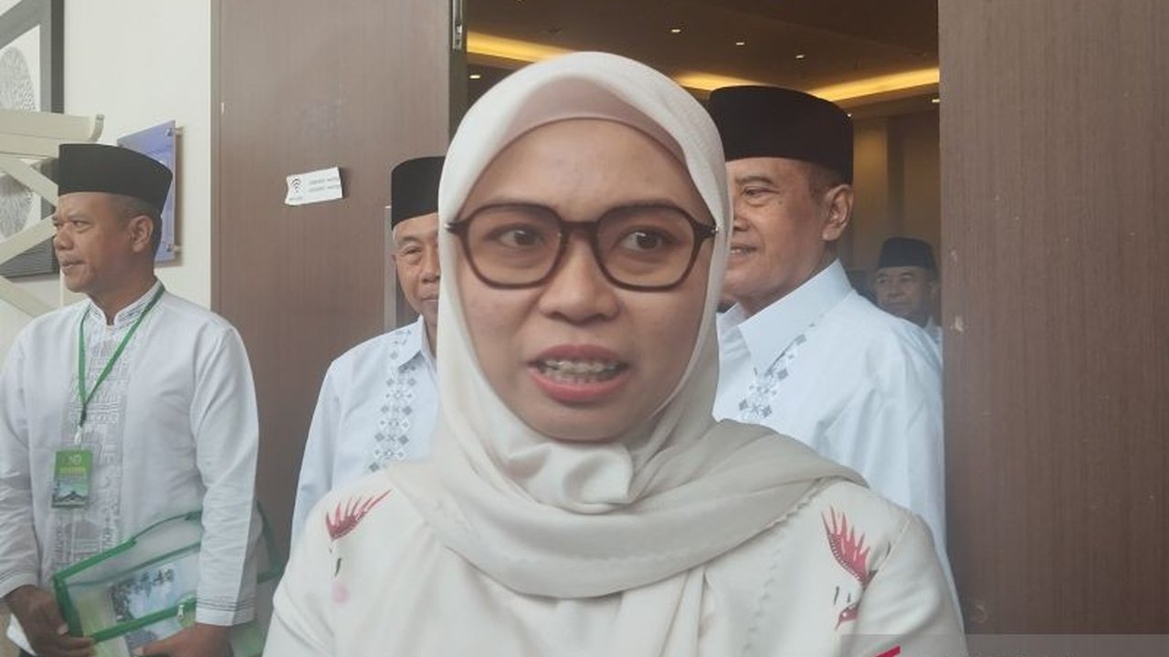 Kabupaten Demak dipastikan menjadi prioritas utama pembangunan **Giant Sea Wall Demak** untuk mengatasi rob parah di pesisir Sayung, dengan skema hybrid yang dimulai pada tahun 2026.