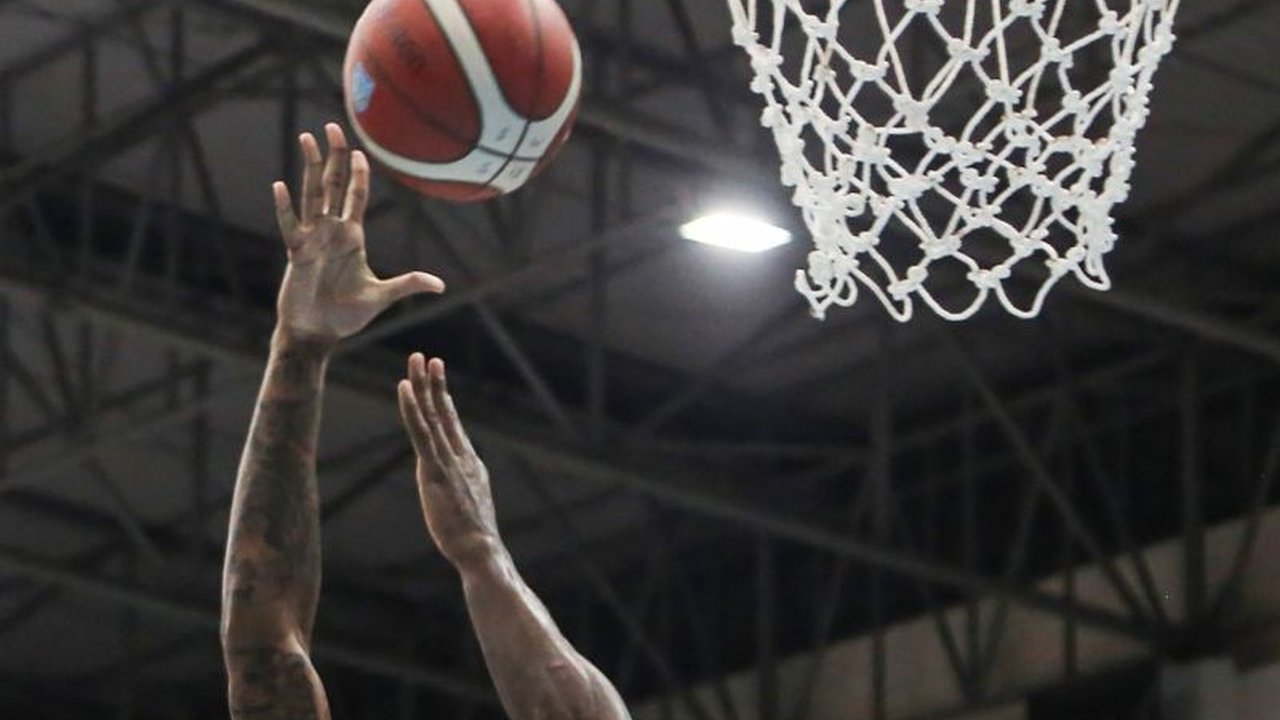 Laga Indonesia Basketball League (IBL) 2026 mempertemukan Satya Wacana Salatiga dan Bogor Hornbills, diwarnai duel Teemo Tan dan Antoni Erga yang diprediksi sengit. Pembaca akan penasaran siapa yang akan mendominasi.