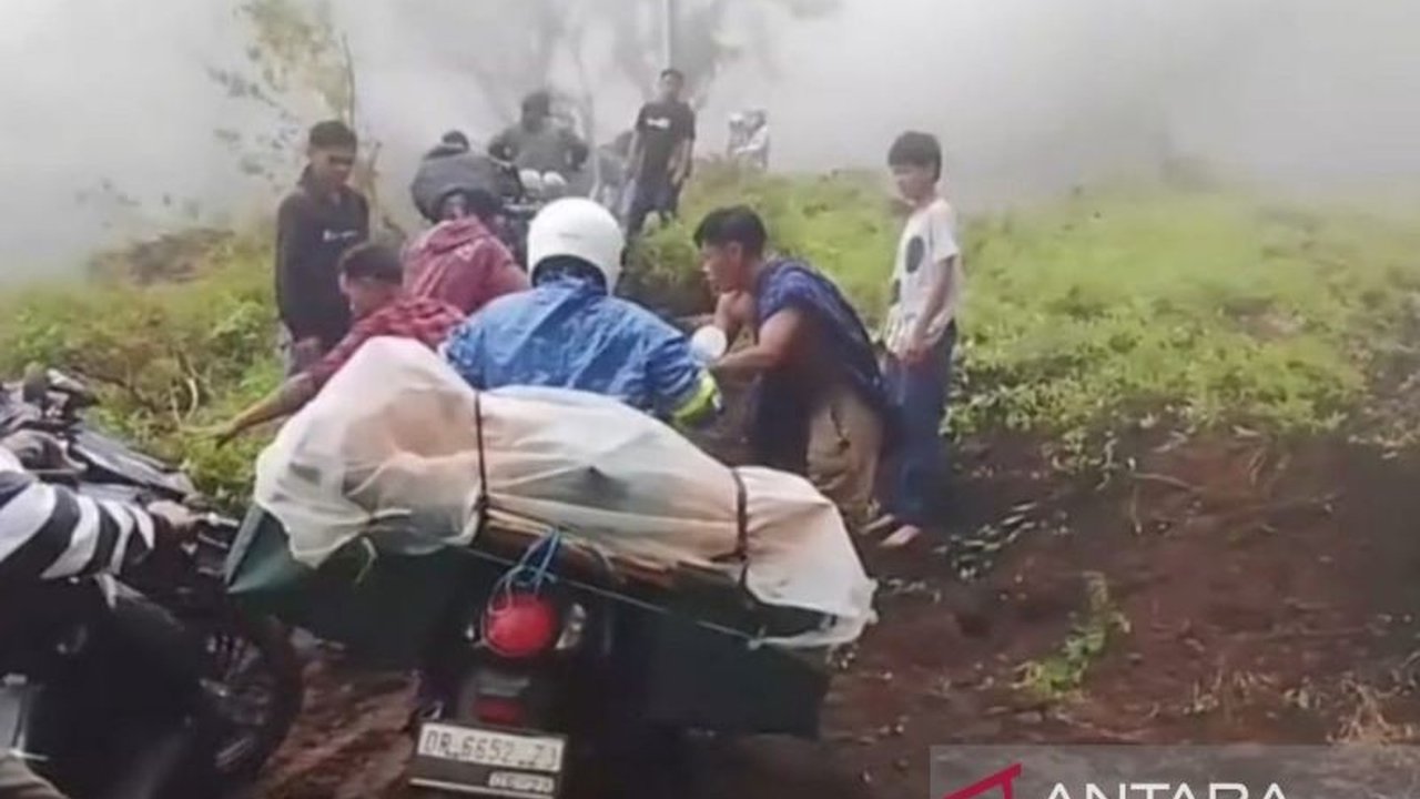 Bencana tanah longsor melanda jalan wisata menuju Pusuk Sembalun di Lombok Timur, NTB, menghambat akses dan memerlukan penanganan segera. Waspadai potensi cuaca ekstrem di kawasan Tanah Longsor Pusuk Sembalun.