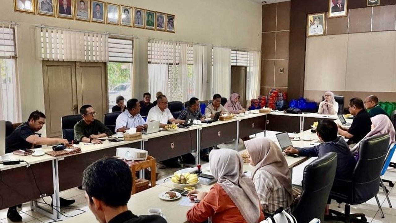 Dinas Kehutanan Kalimantan Selatan (Dishut Kalsel) mulai menyusun Arsitektur REDD+ Kalsel, sebuah langkah strategis untuk memperkuat peran daerah dalam penurunan emisi gas rumah kaca dan pengelolaan hutan berkelanjutan.