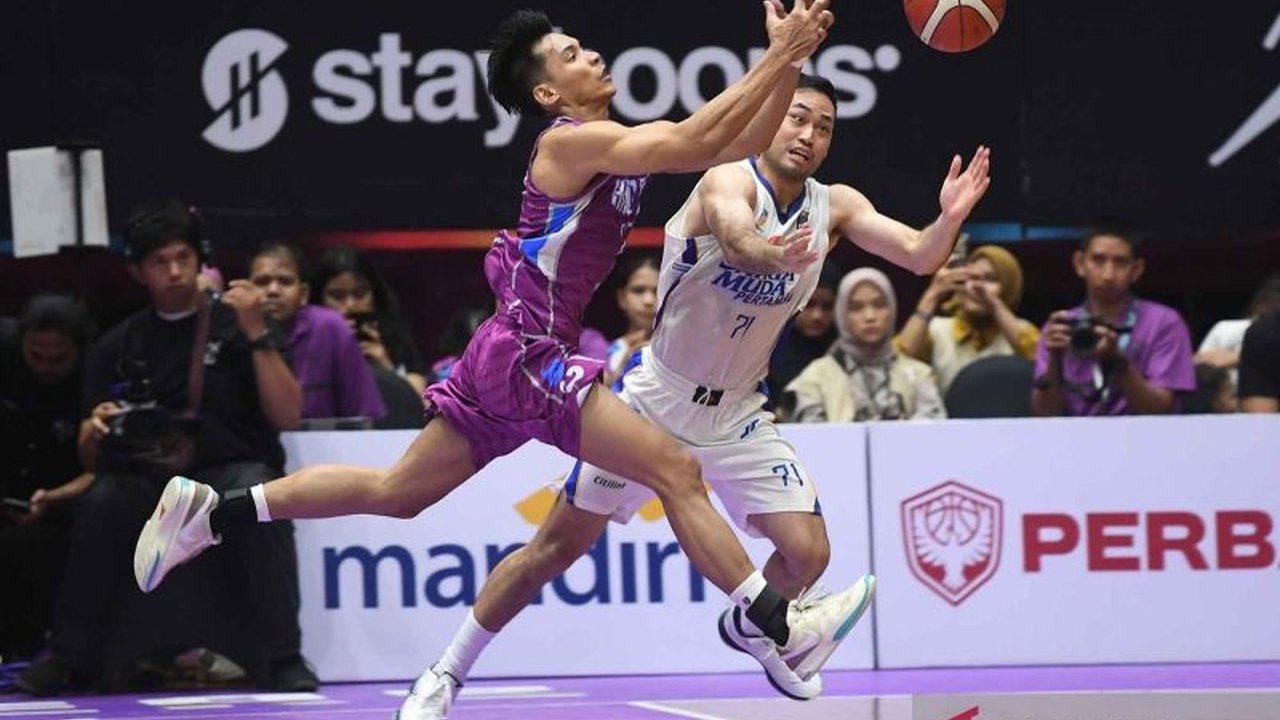 Hangtuah Jakarta mengakhiri tujuh tahun paceklik kemenangan atas Satria Muda Pertamina Jakarta dengan skor 79-74 dalam laga IBL 2025 yang menegangkan.