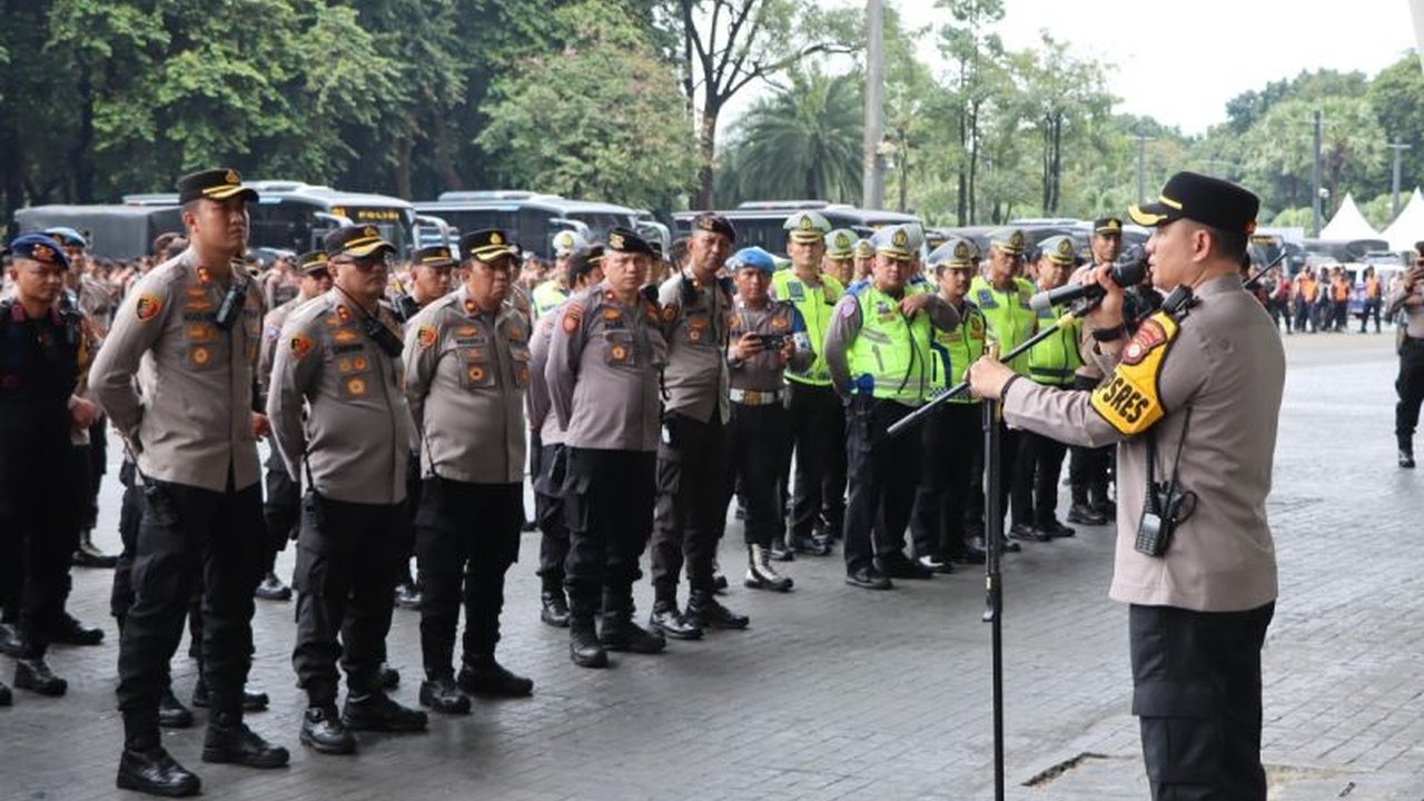 Ribuan personel gabungan dikerahkan untuk pengamanan laga Persija vs Arema di SUGBK, memastikan jalannya pertandingan berlangsung aman dan kondusif bagi seluruh pihak.