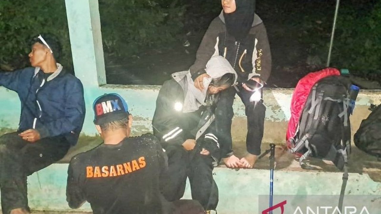 Tim SAR Gabungan sigap melakukan evakuasi warga yang mengalami cedera kaki di puncak Gunung Api Banda. Simak kisah penyelamatan heroik ini hingga korban kembali ke keluarga.