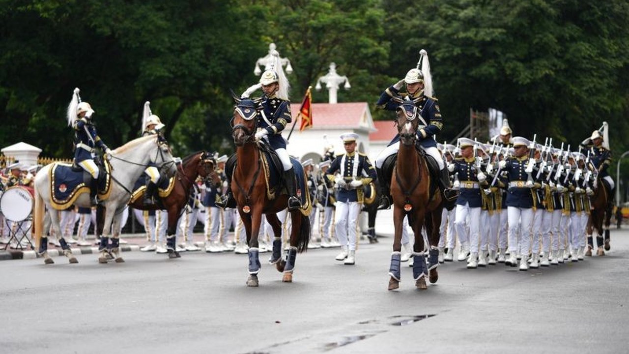 Rasakan kemegahan Serah Terima Kawal Istana Merdeka, atraksi baru Paspampres yang kini terbuka untuk umum setiap Minggu pagi, mengingatkan pada guard mounting Buckingham. Prosesi ini menjadi daya tarik wisata baru di pusat Jakarta.