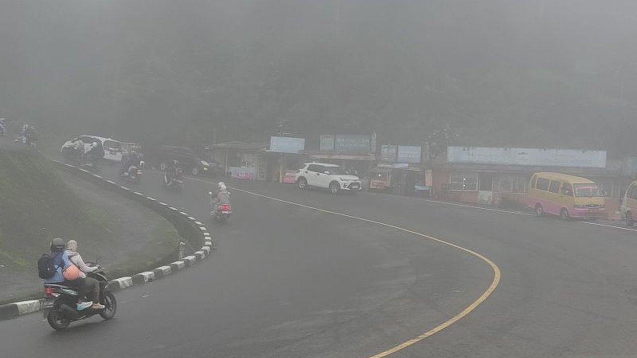 Pengendara di jalur utama Puncak-Cianjur diimbau meningkatkan kewaspadaan menyusul hujan lebat dan kabut tebal Puncak-Cianjur yang membatasi jarak pandang. Simak imbauan lengkap dari Polres Cianjur demi keselamatan perjalanan Anda.