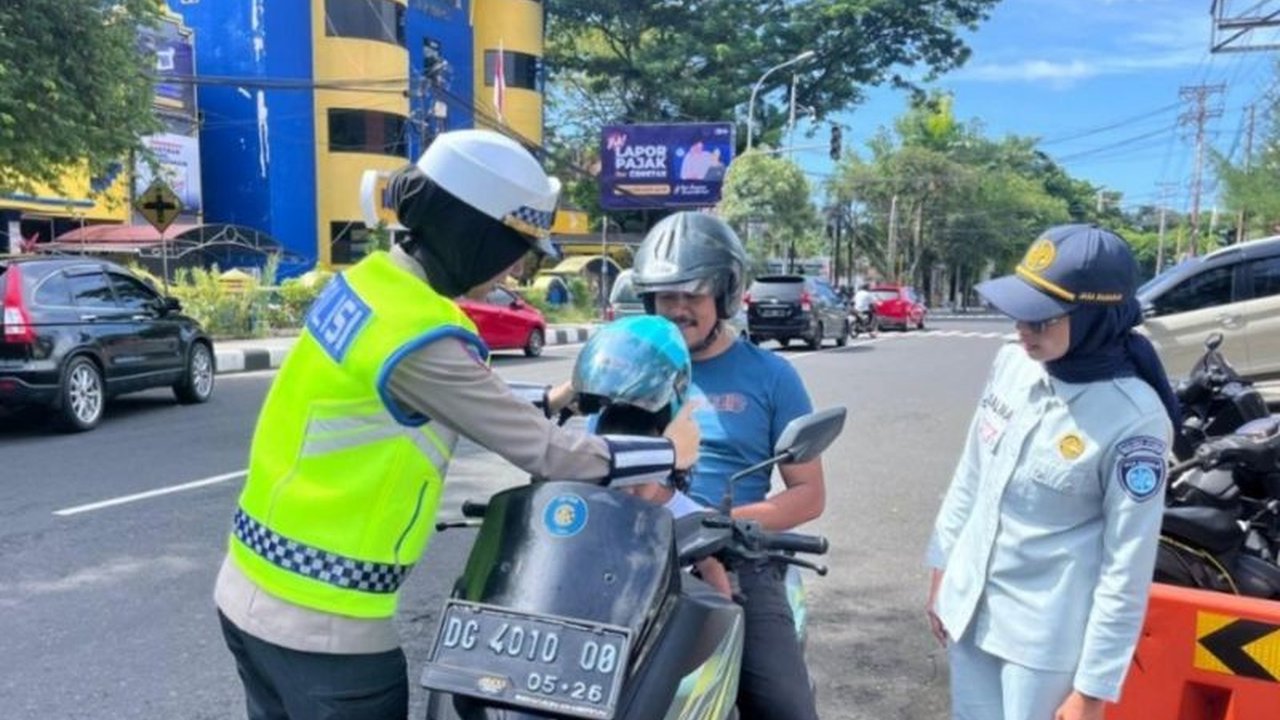 Polda Maluku Utara gencar melakukan edukasi keselamatan lalu lintas di kawasan Sofifi dalam Operasi Keselamatan Kie Raha 2026. Pendekatan humanis diterapkan untuk meningkatkan kesadaran masyarakat akan pentingnya tertib berlalu lintas.