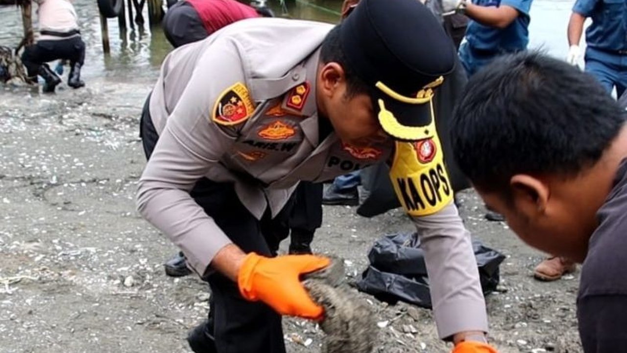 Polres Pelabuhan Tanjung Priok bersama instansi terkait menggelar aksi bersih-bersih di kawasan Pelabuhan Tanjung Priok. Inisiatif ini menindaklanjuti perintah Presiden, wujudkan lingkungan Asri.