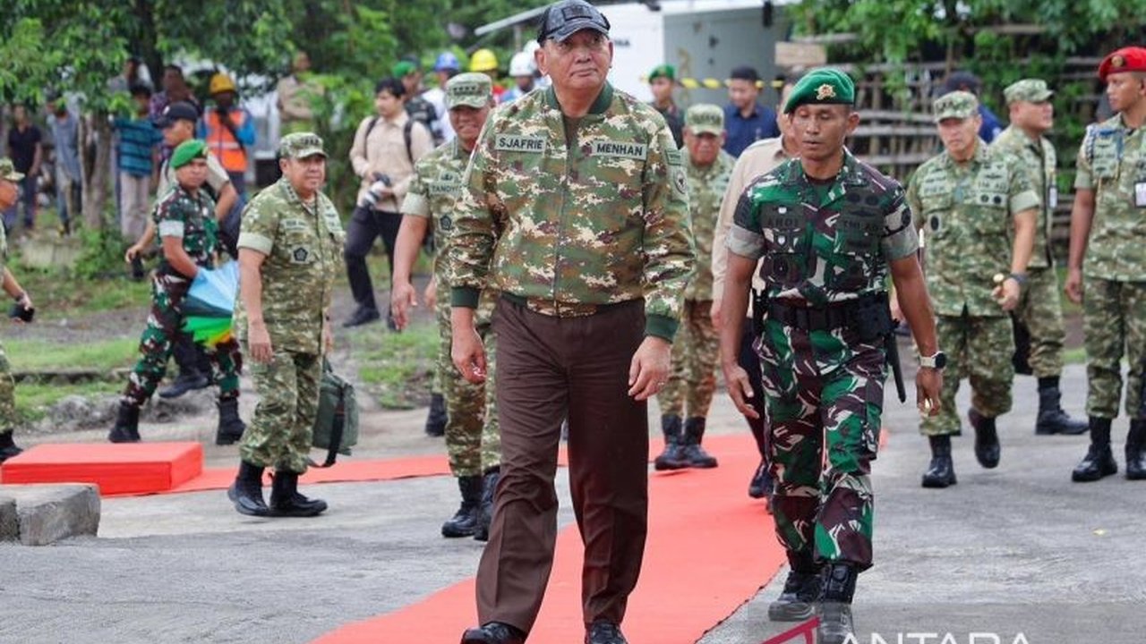 Menteri Pertahanan Sjafrie Sjamsoeddin meninjau Kesiapan Prajurit TNI Yonif TP 875/SYP di NTB, menekankan profesionalitas serta peran strategis dalam ketahanan pangan dan pembangunan infrastruktur.
