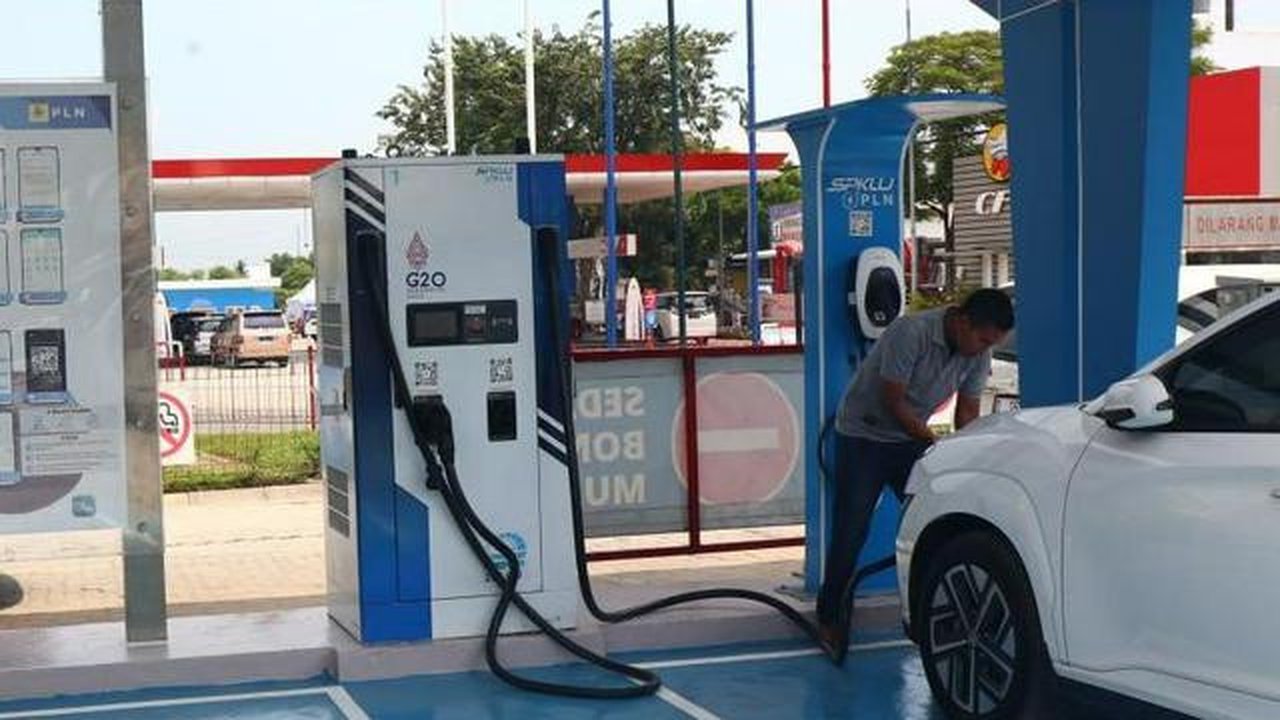 PLN memastikan SPKLU siap melayani dan memudahkan untuk masyarakat menggunakan mobil listrik selama periode mudik Lebaran 2023. (Dok PLN)