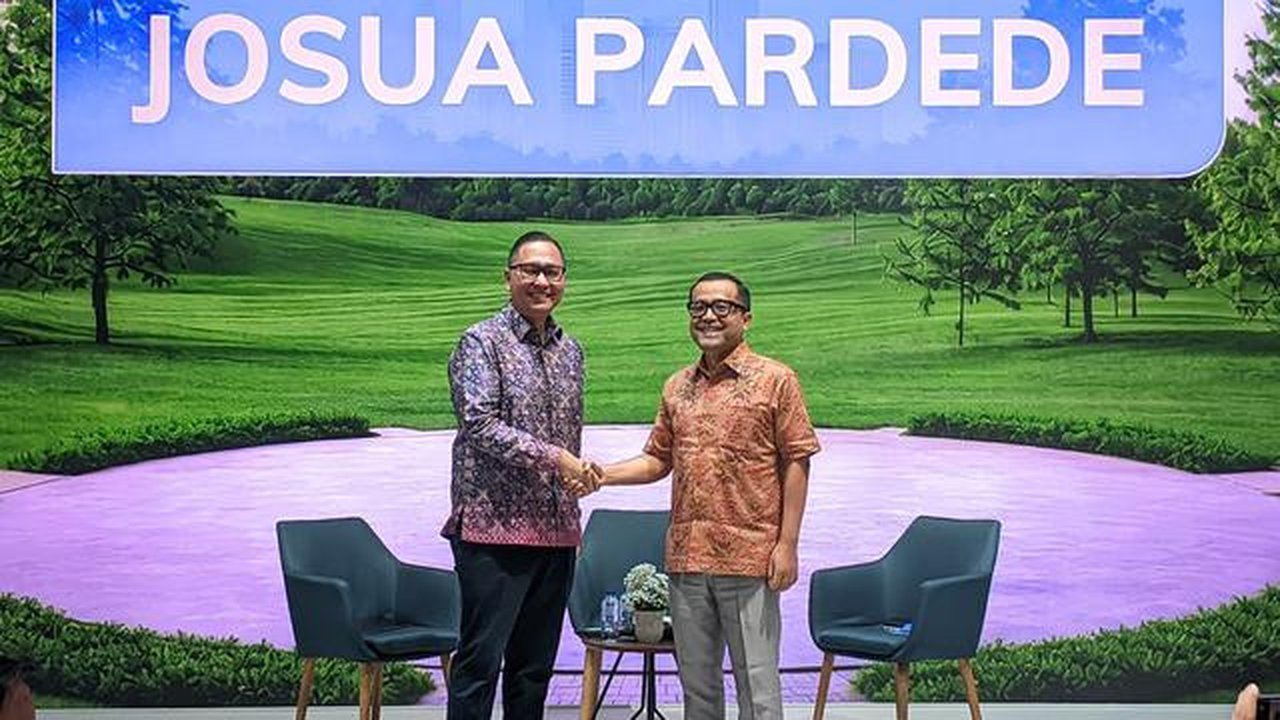 CEO VinFast Kariyanto Hardjosoemarto dan Pengamat Ekonomi Senior Joshua Pardede saat sesi Vin Talks di IIMS 2026 pada Jumat, 6 Februari 2026 (Liputan6/Azkal Azkia)