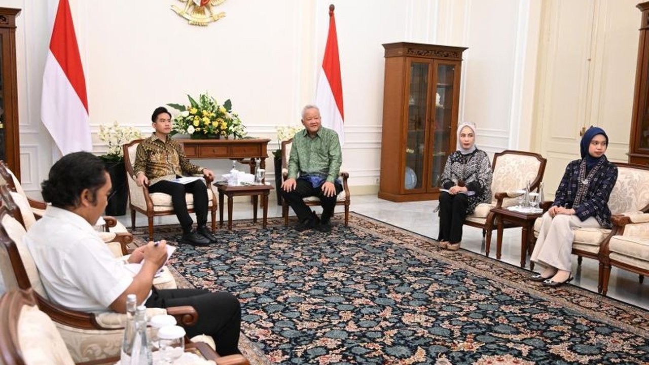 Wakil Presiden Gibran Rakabuming Raka menerima Menara Syariah, menegaskan komitmen pemerintah untuk konsolidasi ekonomi syariah demi pertumbuhan yang lebih kuat dan berdaya saing.
