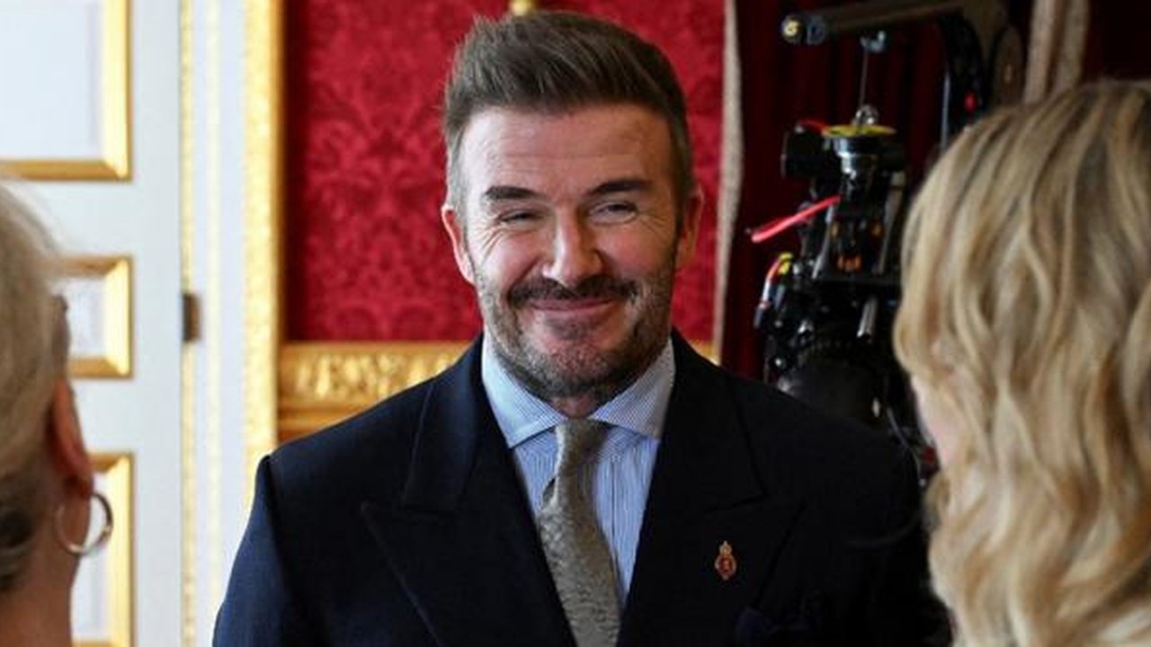 Mantan pemain sepak bola Inggris, David Beckham, tersenyum selama upacara Penghargaan King's Foundation, pada peringatan 35 tahun The King's Foundation, di Istana St James, London, pada 12