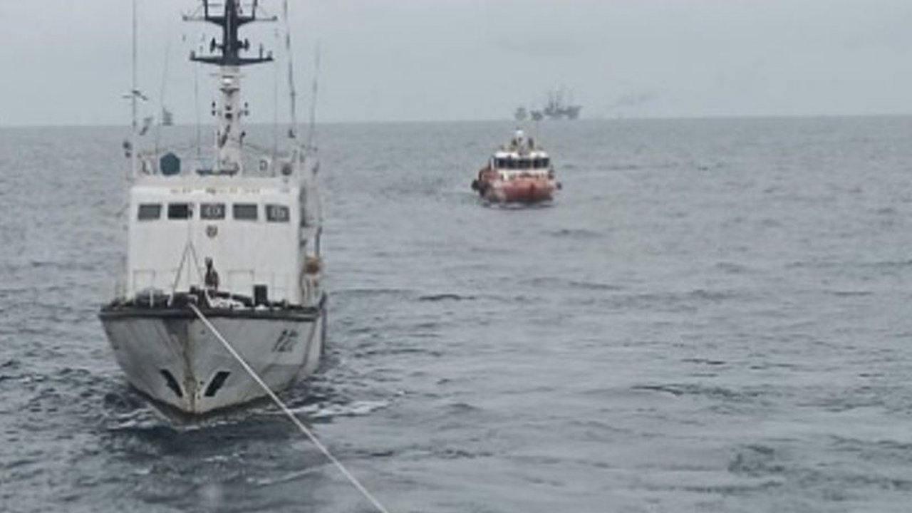 PT Pertamina Hulu Energi Offshore North West Java (PHE ONWJ) berhasil menghalau tongkang Karunia Samudera 1 yang hanyut, menjaga keamanan Anjungan Lepas Pantai EH dan mencegah insiden laut yang berpotensi merugikan, menunjukkan kesigapan dalam operasi hul