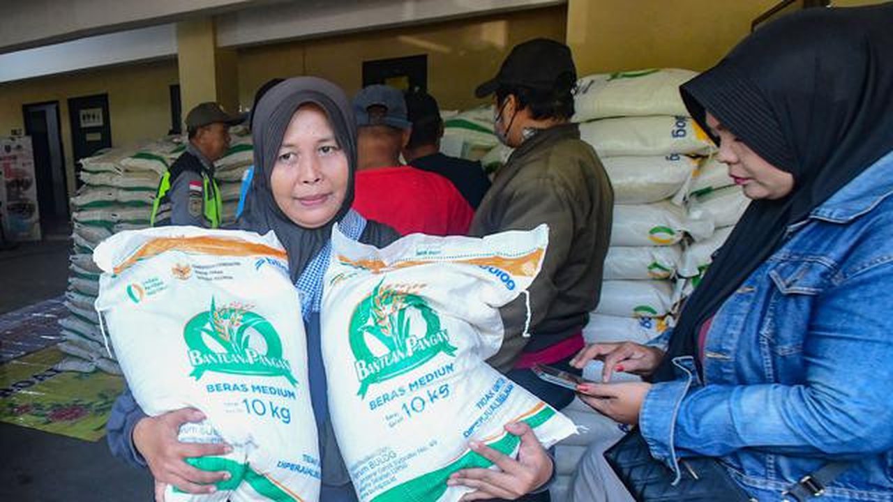 Pemerintah melalui Perum Bulog kembali menyalurkan bantuan sosial (bansos) BPNT berupa beras kepada Penerima Bantuan Pangan (PBP) hingga akhir Juli 2025. (merdeka.com/Arie Basuki)
