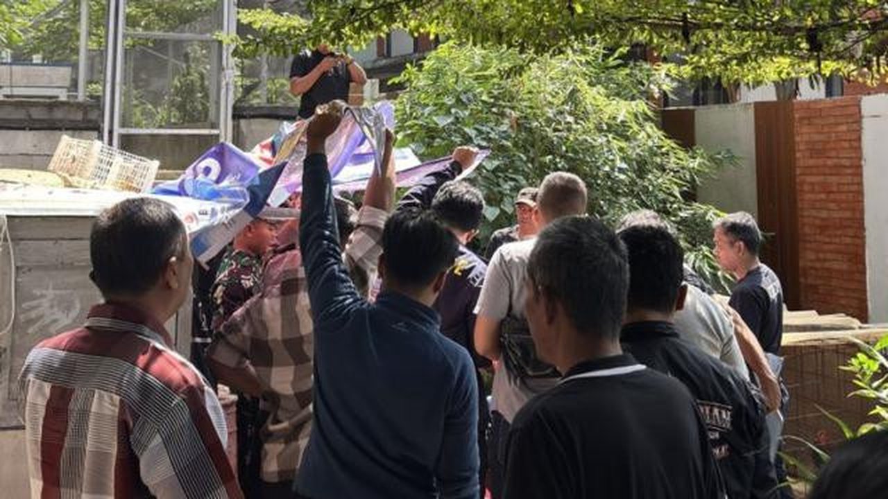 Petugas melakukan evakuasi terhadap jasad pelajar yang melompat dari flyover Pasupati Bandung. (Liputan6.com/ Dok Ist Rubby J)