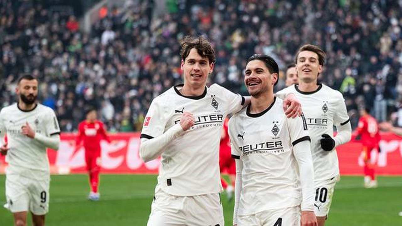 Kevin Diks merayakan gol bersama Philipp Sander dalam laga Bundesliga antara Borussia Monchengladbach vs Augsburg di Borussia-Park, 11 Januari 2026. (Marius Becker/dpa via AP)