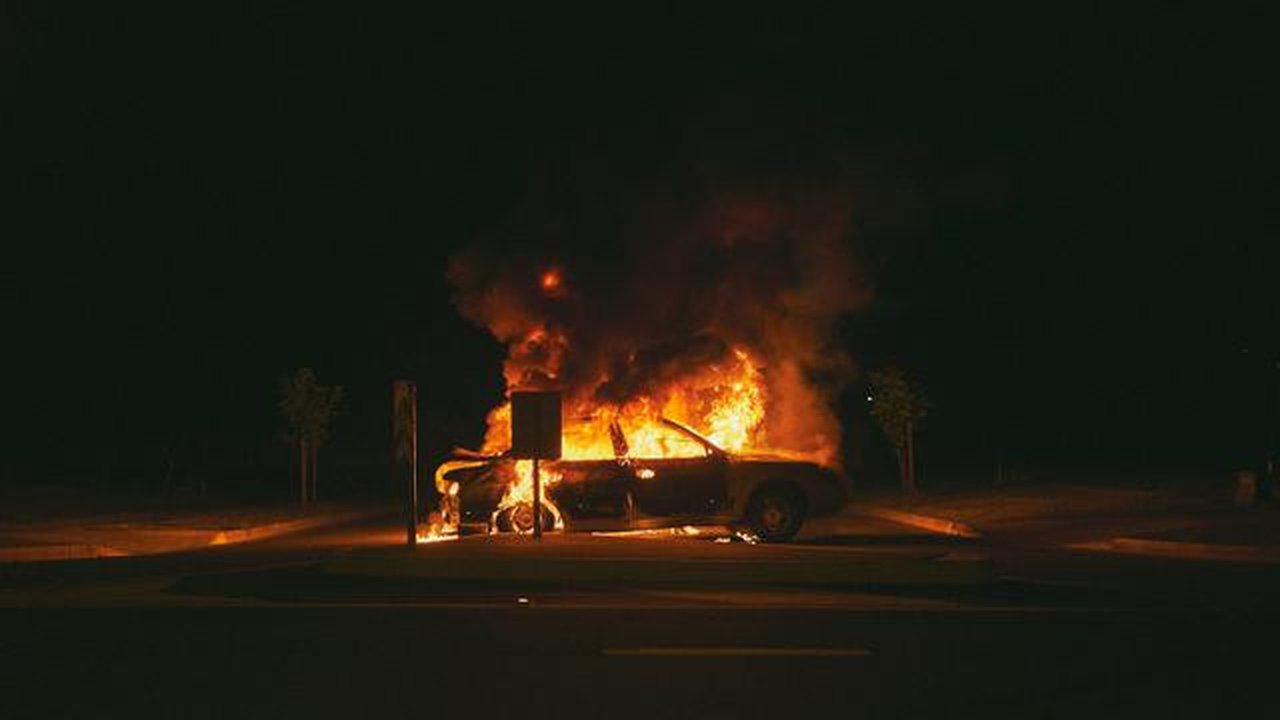 Ilustrasi mobil terbakar. (Photo by Matt Hearne on Unsplash)
