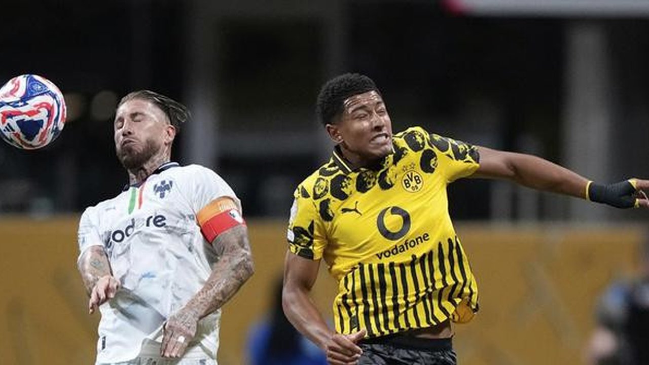 Bek Monterrey, Sergio Ramos berduel dengan pemain Borussia Dortmund, Jobe Bellingham dalam laga 16 besar Piala Dunia Antarklub 2025, Rabu (2/7/2025). (AP Photo/Mike Ste