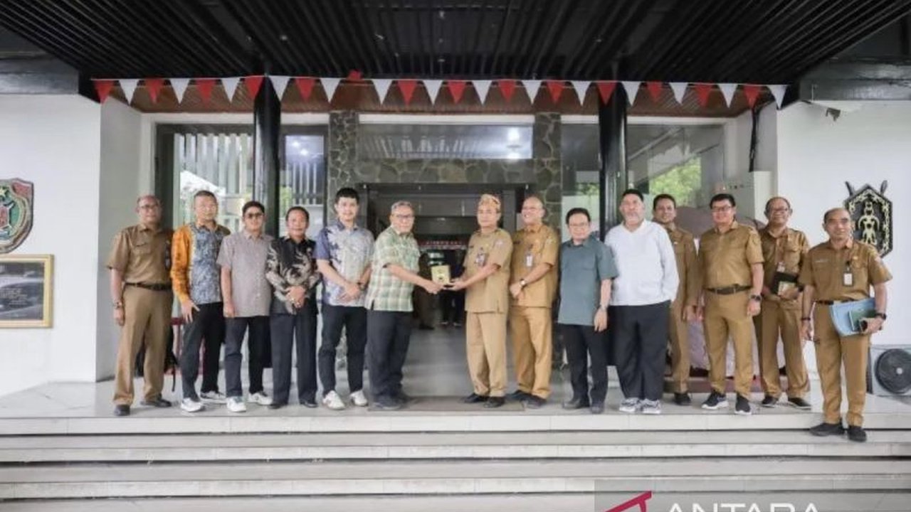 DPRD Kalimantan Selatan menunjukkan keseriusan dalam mewujudkan kepastian hukum hutan adat dengan melakukan studi komparasi ke Kalimantan Tengah, mempelajari skema hutan desa yang dinilai efektif. Langkah ini diharapkan dapat memberikan jaminan hukum bagi