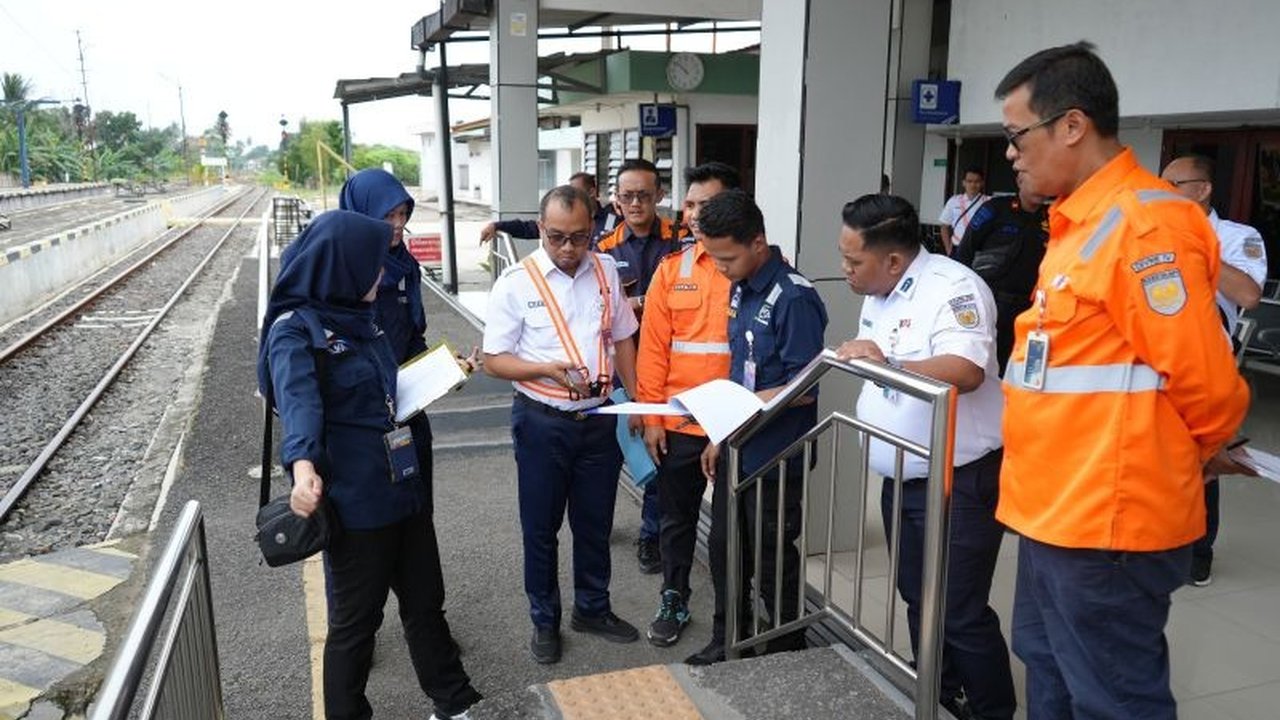 PT KAI Divre IV Tanjungkarang dinyatakan lulus ramp check kesiapan Lebaran 2026 oleh DJKA Kementerian Perhubungan, memastikan operasional kereta api aman dan nyaman bagi masyarakat.