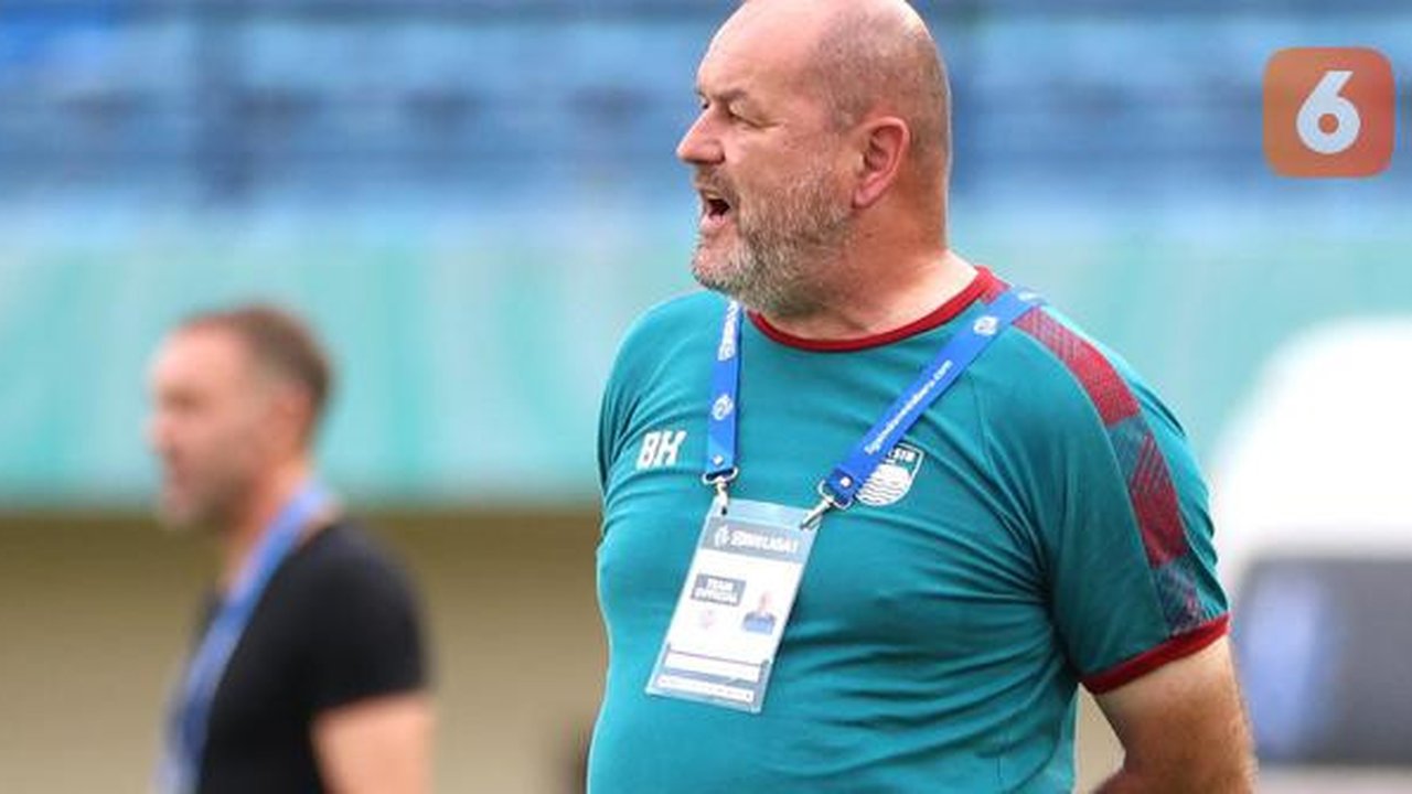 Pelatih Persib Bandung, Bojan Hodak, saat melawan Persija Jakarta pada laga pekan ke-28 Liga 1 2023/2024 di Stadion Si Jalak Harupat, Bandung, Sabtu (9/3/2024). (Bola.com/M Iqbal Ichsan)