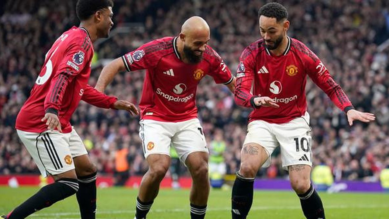 Matheus Cunha (kanan) mengajak Amad Diallo (kiri) dan Bryan Mbeumo (tengan) usai dirinya berhasil mencetak gol perdana Manchester United saat melawan Fulham di Old Trafford, Minggu (1/2/2026)