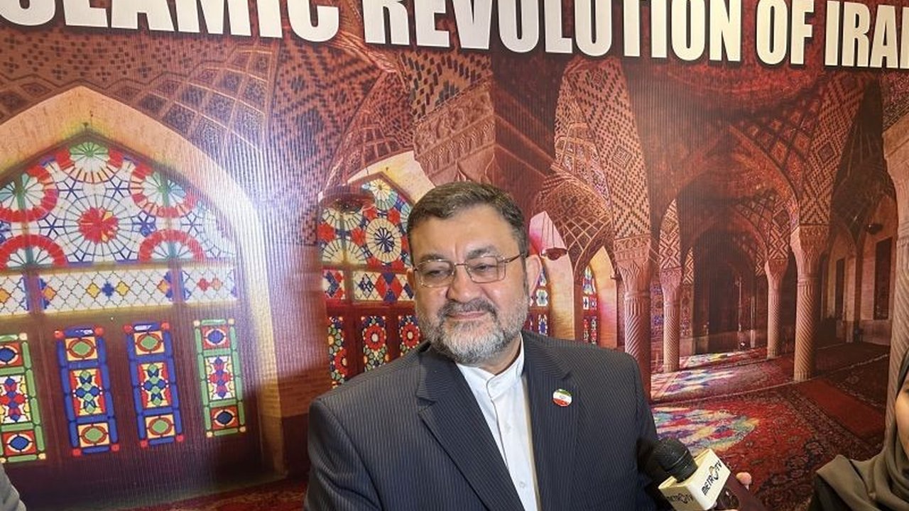 Duta Besar Iran untuk Indonesia, Mohammad Boroujerdi, menegaskan sikap Iran terhadap ancaman AS, menyatakan negaranya kuat dan siap mempertahankan diri, namun lebih memilih jalur perdamaian dan dialog.
