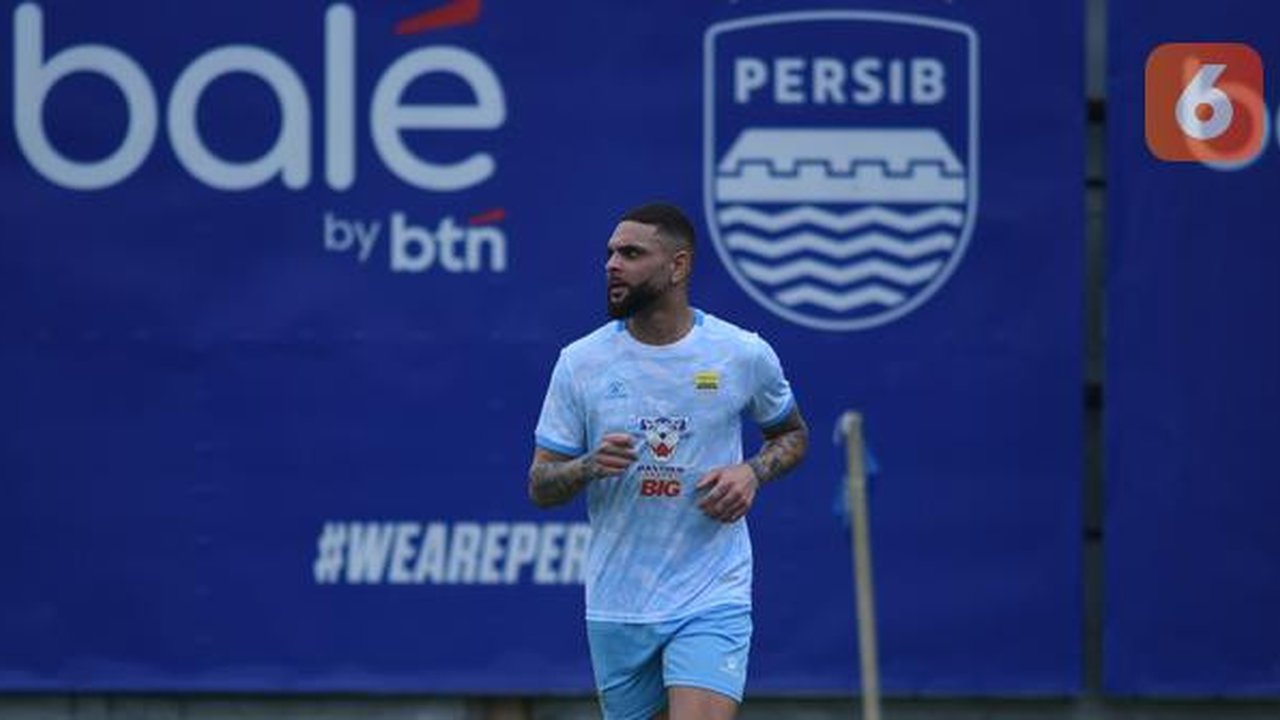 Layvin Kurzawa saat berlatih bareng Persib Bandung. (Erwin Snaz/Bola.com)