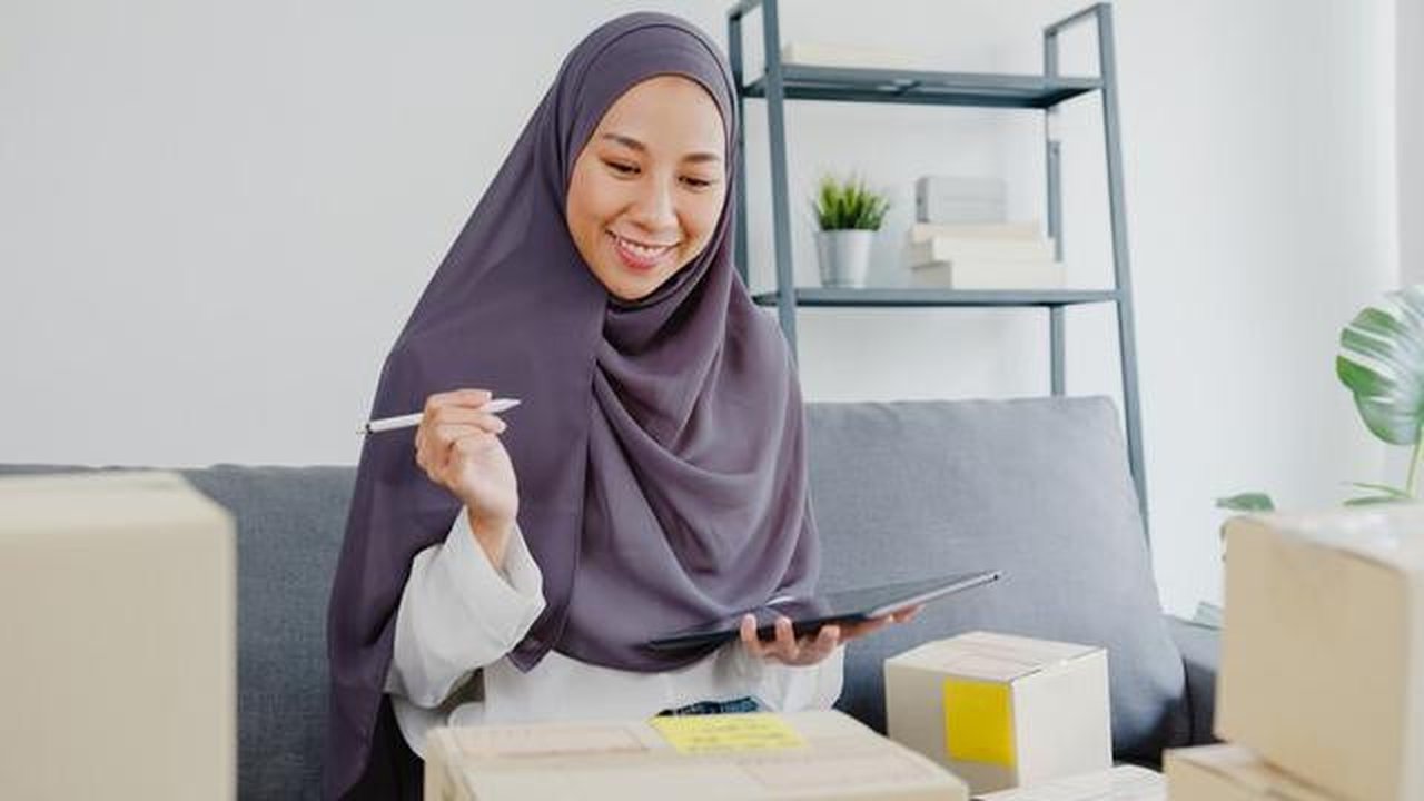 Inilah 7 bisnis yang bisa kamu lakukan dengan modal kecil saat Ramadan. (Foto: Freepik/tirachardz)