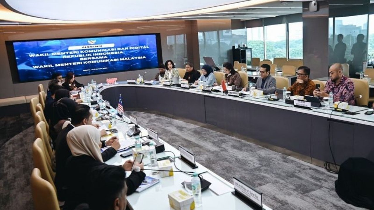 Wakil Menteri Komunikasi Malaysia YB Teo Nie Ching mempelajari strategi Indonesia dalam pembatasan anak platform digital, khususnya media sosial, untuk menjamin keamanan daring. Simak bagaimana kedua negara berupaya melindungi generasi muda di ruang siber