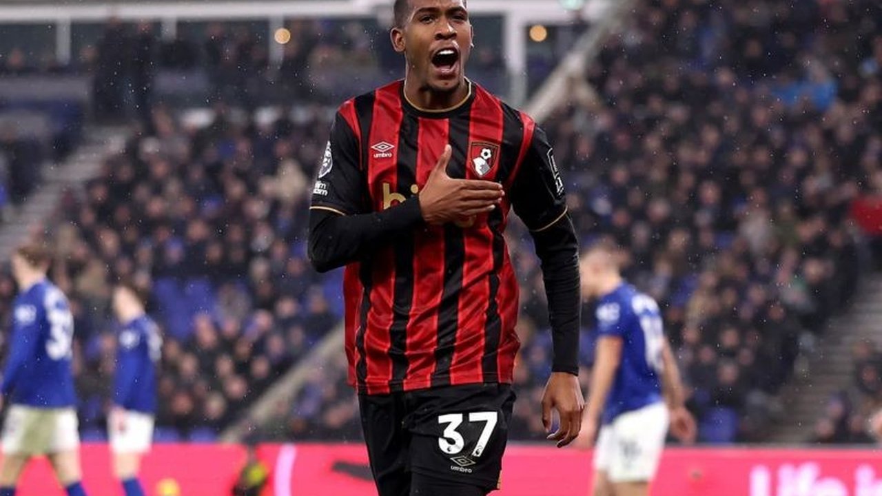 Bournemouth berhasil kalahkan Everton dengan skor 2-1 dalam laga pekan ke-26 Liga Inggris, menunjukkan kebangkitan dramatis setelah tertinggal lebih dulu dan memanfaatkan keunggulan jumlah pemain.