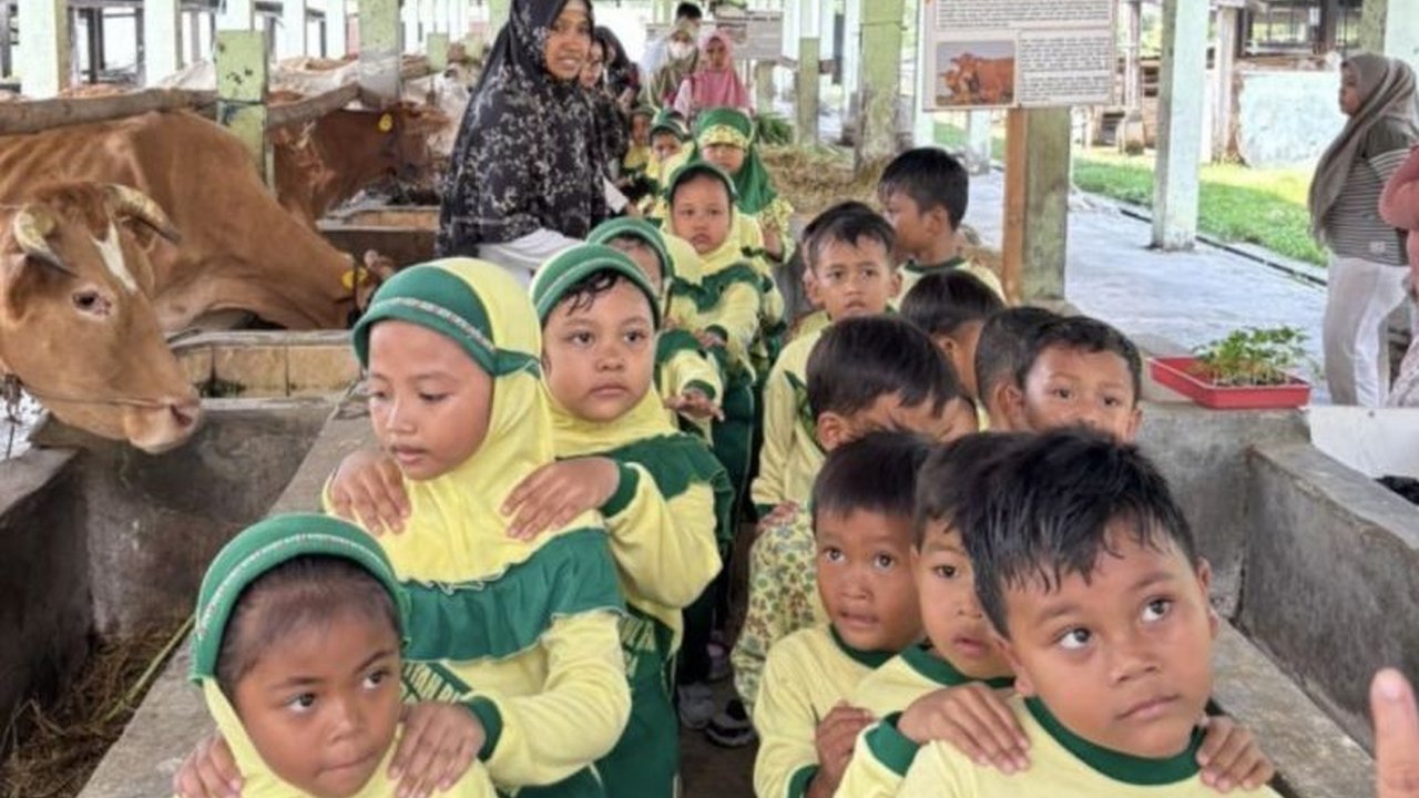Pemerintah Kabupaten Lamongan menjadikan Edufarm Mantup sebagai pusat edukasi peternakan terpadu, bertujuan menumbuhkan minat generasi muda pada sektor agribisnis sejak dini.