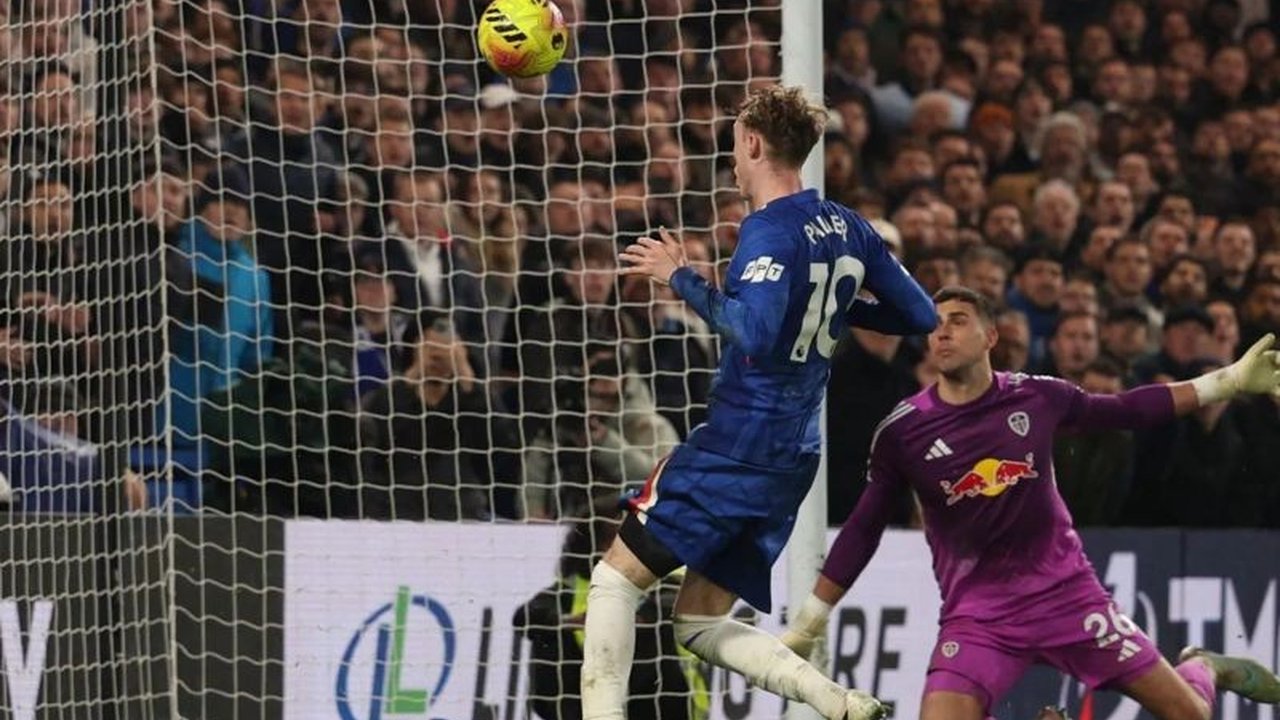 Chelsea ditahan imbang Leeds United 2-2 dalam laga pekan ke-26 Liga Inggris. Sempat unggul dua gol, The Blues gagal mempertahankan keunggulan, membuat posisi di klasemen terancam.