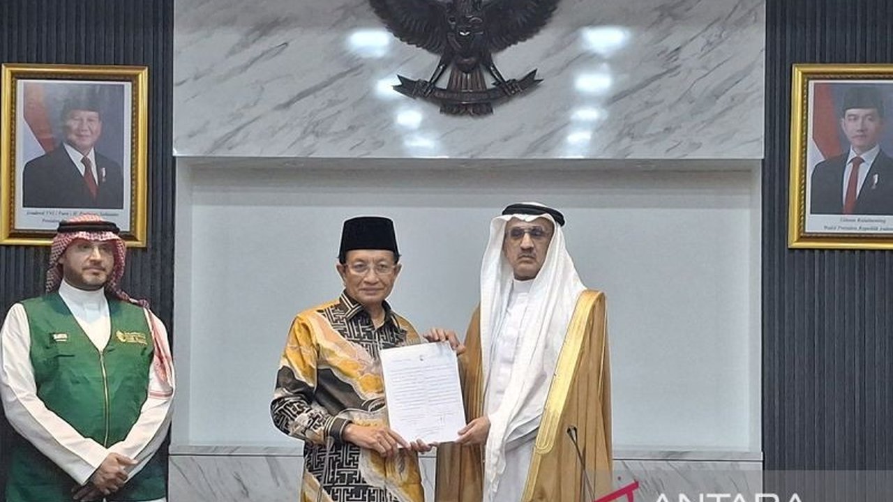 Indonesia menerima 100 ton Bantuan Kurma Arab Saudi jenis premium menjelang Ramadan. Bantuan ini akan didistribusikan ke daerah terdampak bencana, mempererat hubungan bilateral kedua negara.