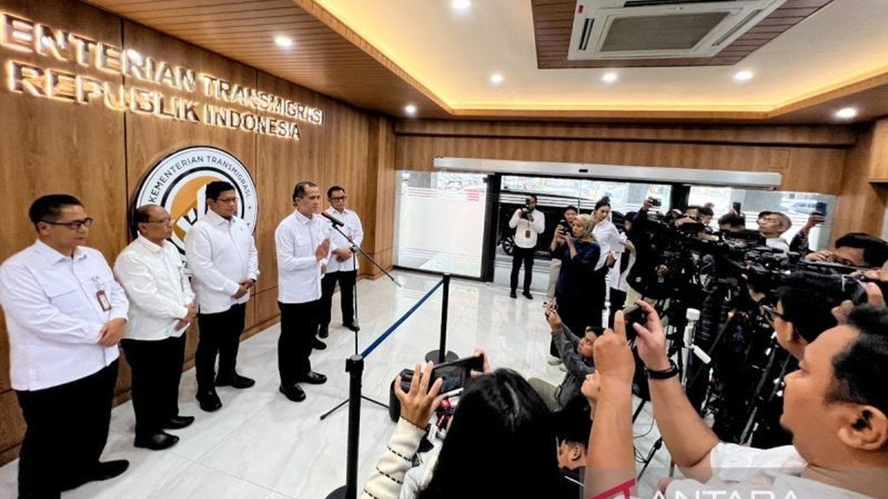 Menteri Transmigrasi Muhammad Iftitah Sulaiman Suryanagara menekankan pentingnya pengembalian hak transmigran untuk menjamin kepastian hukum dan perlindungan negara, terutama dalam kasus sengketa lahan yang merugikan masyarakat.