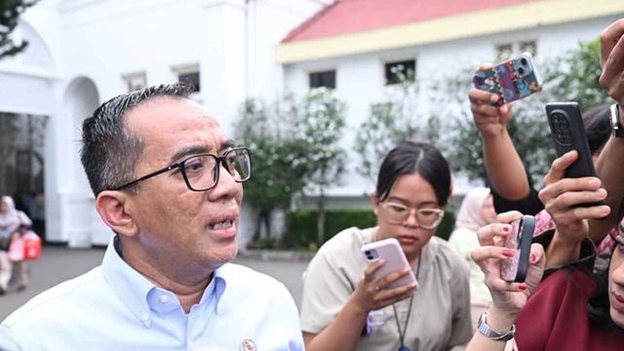 Menteri Pendidikan Tinggi, Sains, dan Teknologi (Mendiktisaintek) Brian Yuliarto usai mengikuti rapat terbatas bersama Presiden Prabowo di Kompleks Istana Kepresidenan Jakarta. (Liputan6.com/