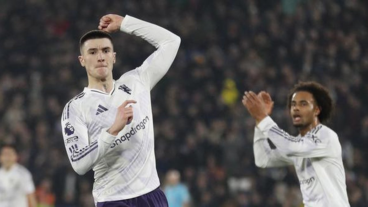 Penyerang Manchester United, Benjamin Sesko (kiri), merayakan gol pembuka timnya dalam pertandingan Liga Inggris antara West Ham United dan Manchester United di London Stadium, London timur,