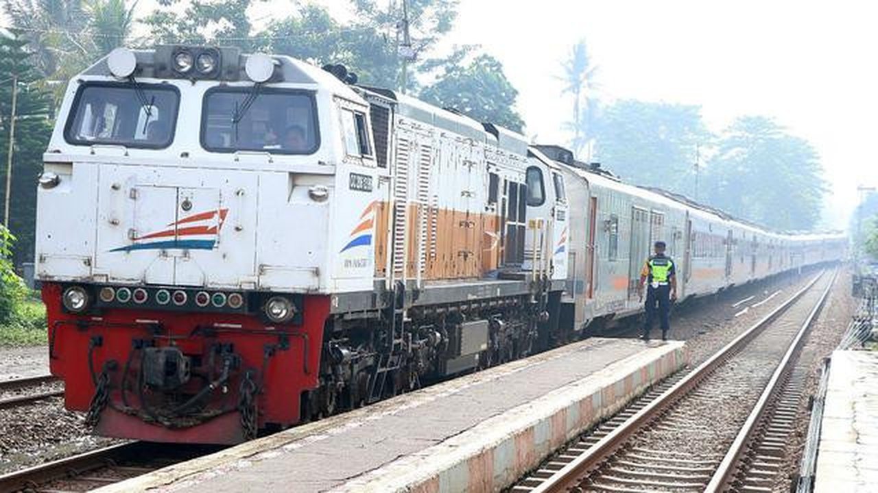 PT KAI Daop 2 Bandung menambah perjalanan kereta api dengan mengoperasikan KA Mutiara Selatan relasi Gambir -- Bandung- Surabaya Gubeng -- Malang PP. (Arie/Liputan6.com)
