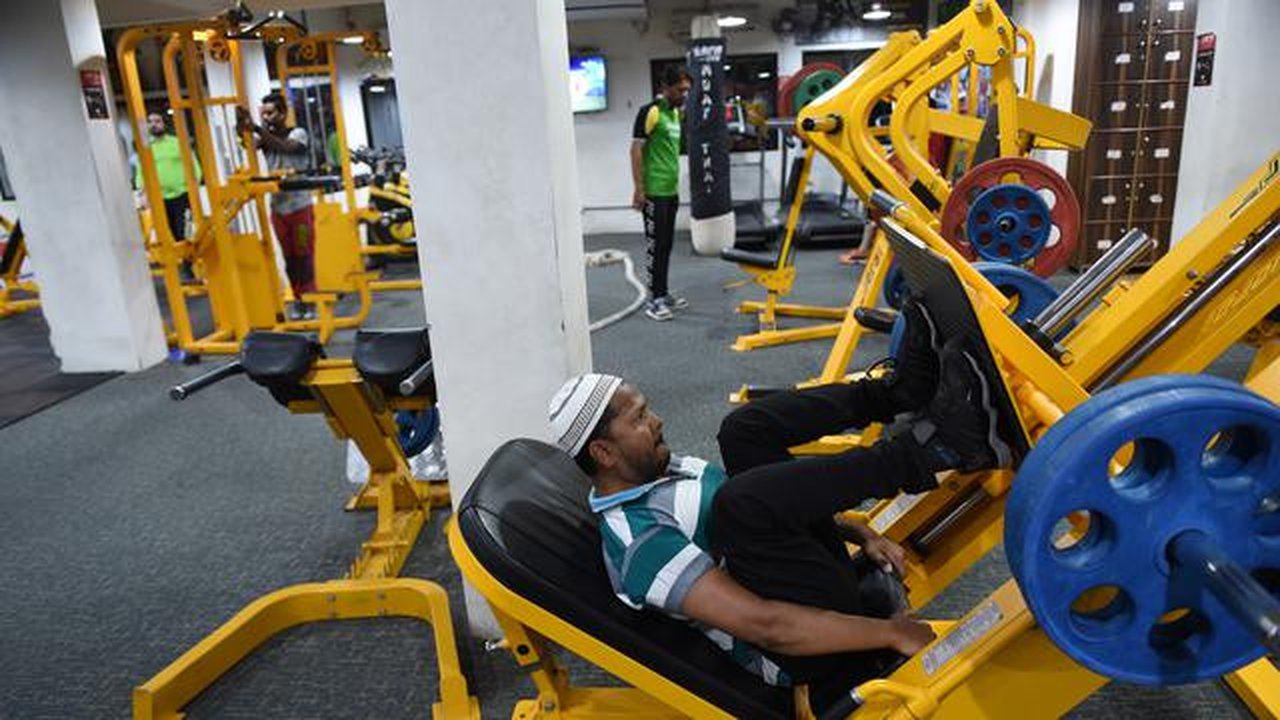 Seorang pria Muslim India saat berlatih di gym Ahmedabad Fitness Academy (AFA) di Ahmedabad (10/5/2019). Selama bulan suci Ramadhan, tempat gym ini tetap buka hingga larut malam untuk membiar