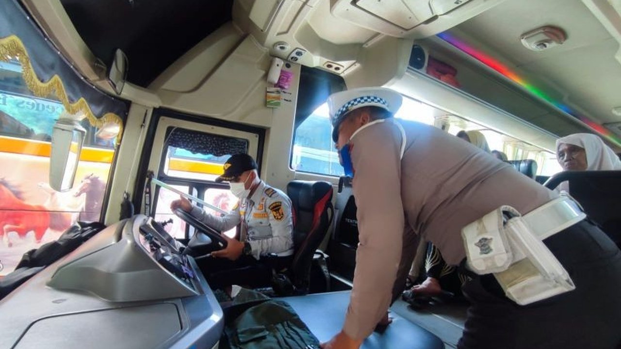 Pemerintah Kota Kediri intensifkan pemeriksaan kendaraan di Terminal Tamanan menjelang libur panjang Imlek 2026, memastikan kelaikan operasional angkutan umum demi keselamatan penumpang.